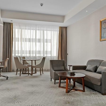 Holiday Suites Al Azizia Mekka Exterior foto A room at the hotel