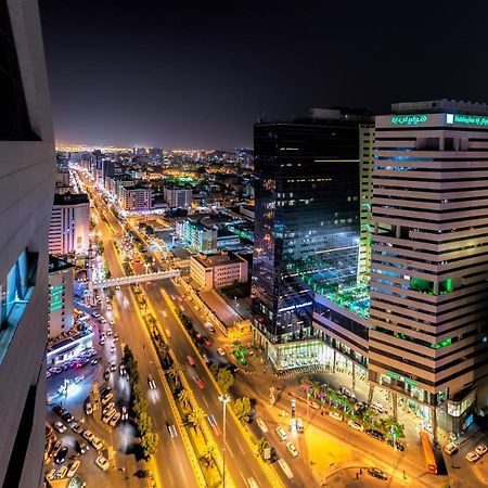 Holiday Suites Al Azizia Mekka Exterior foto The city of Karachi at night.