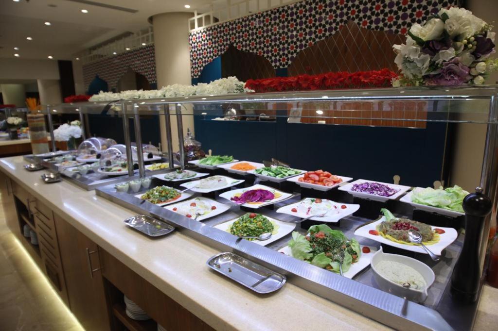 Holiday Suites Al Azizia Mekka Exterior foto A buffet at a luxury hotel in Antalya, Turkey