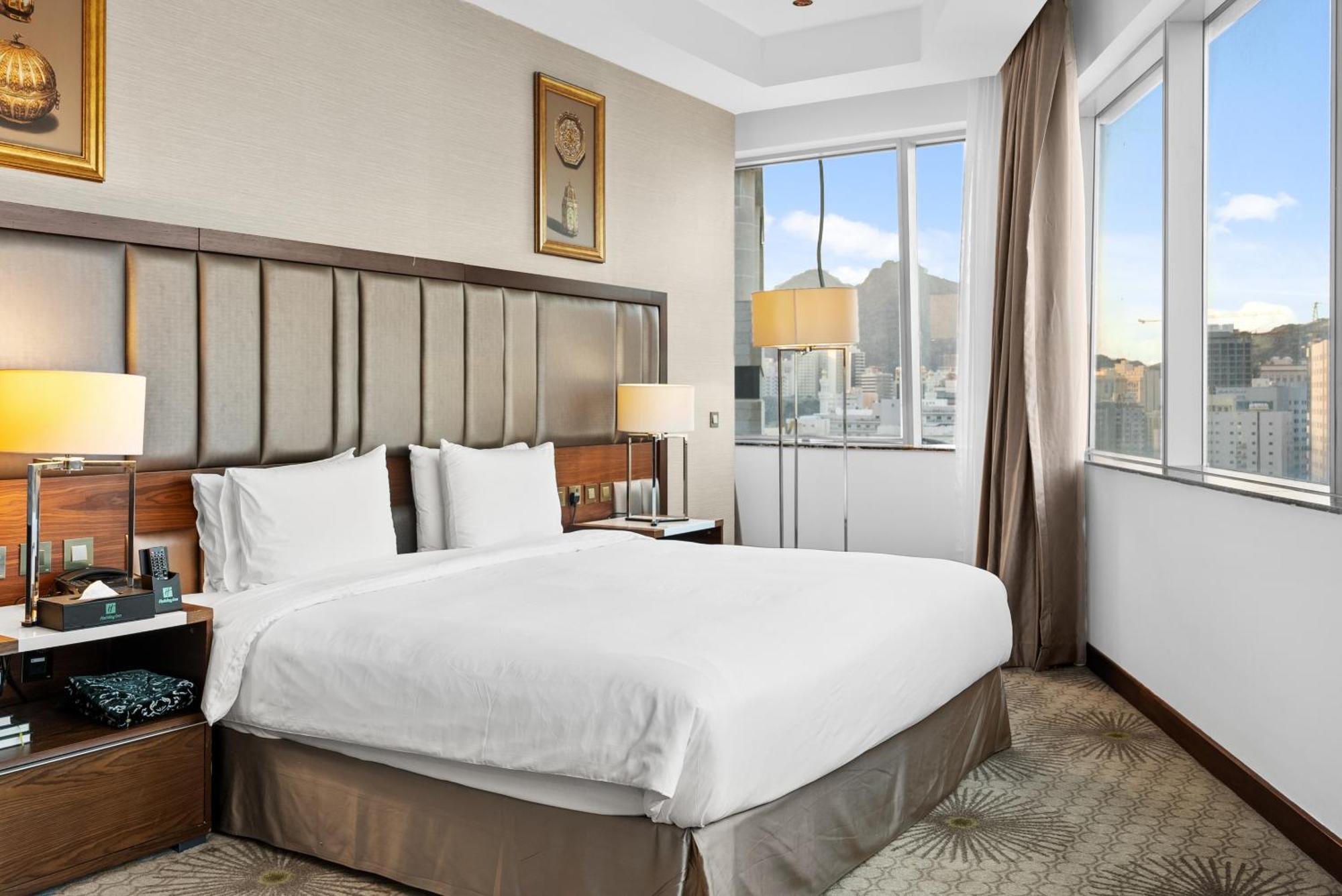 Holiday Suites Al Azizia Mekka Exterior foto A room at the hotel