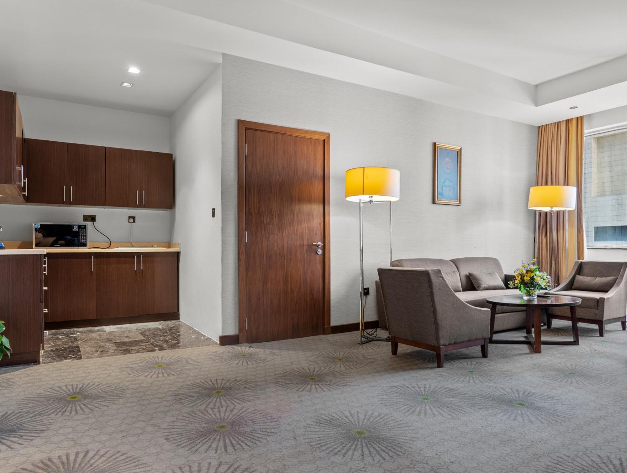 Holiday Suites Al Azizia Mekka Exterior foto A room at the hotel