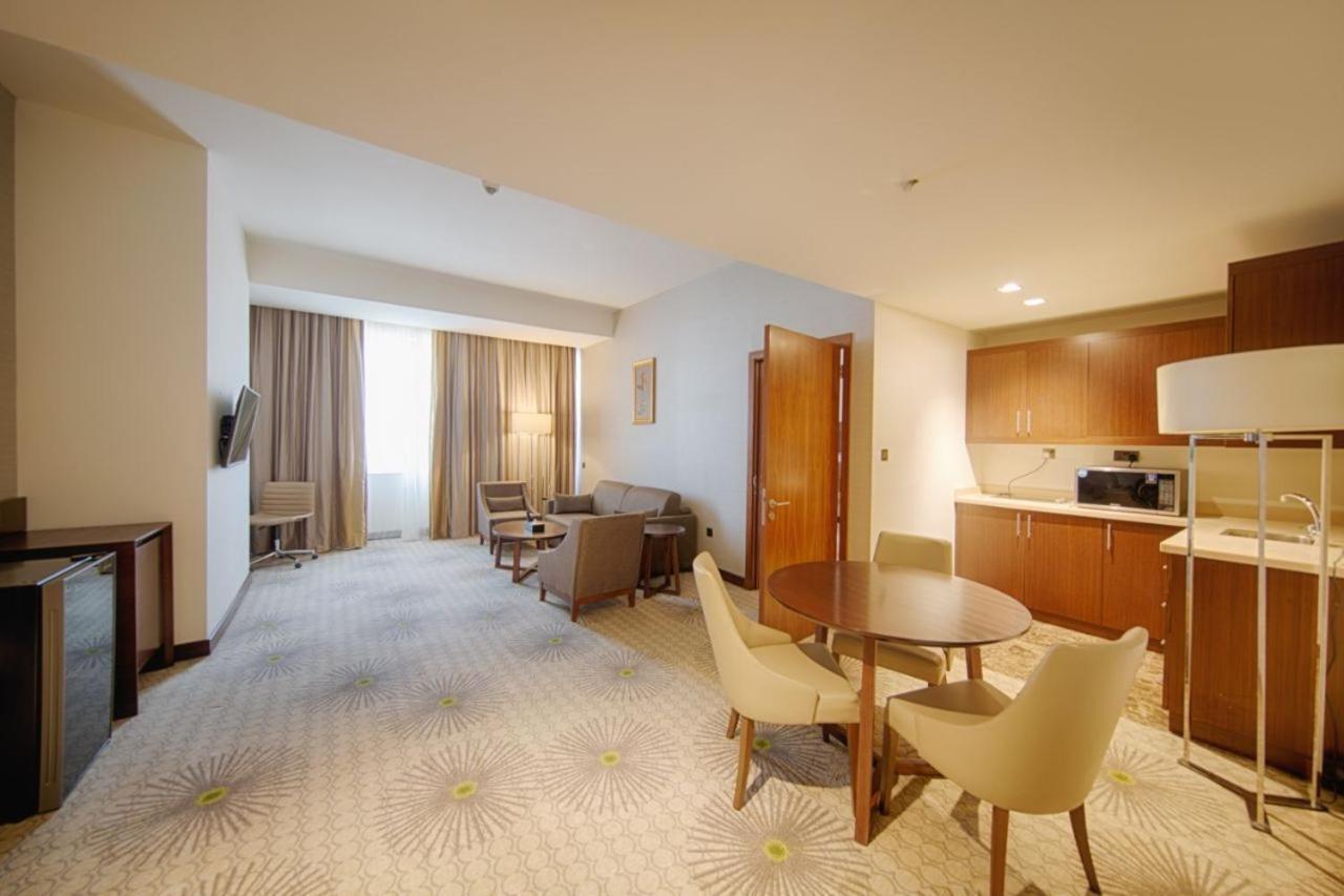 Holiday Suites Al Azizia Mekka Exterior foto A room at the hotel