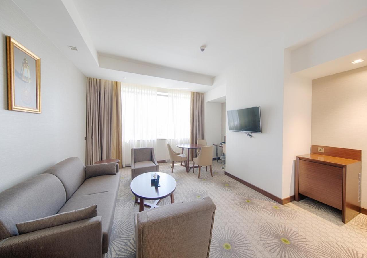Holiday Suites Al Azizia Mekka Exterior foto A room at the hotel