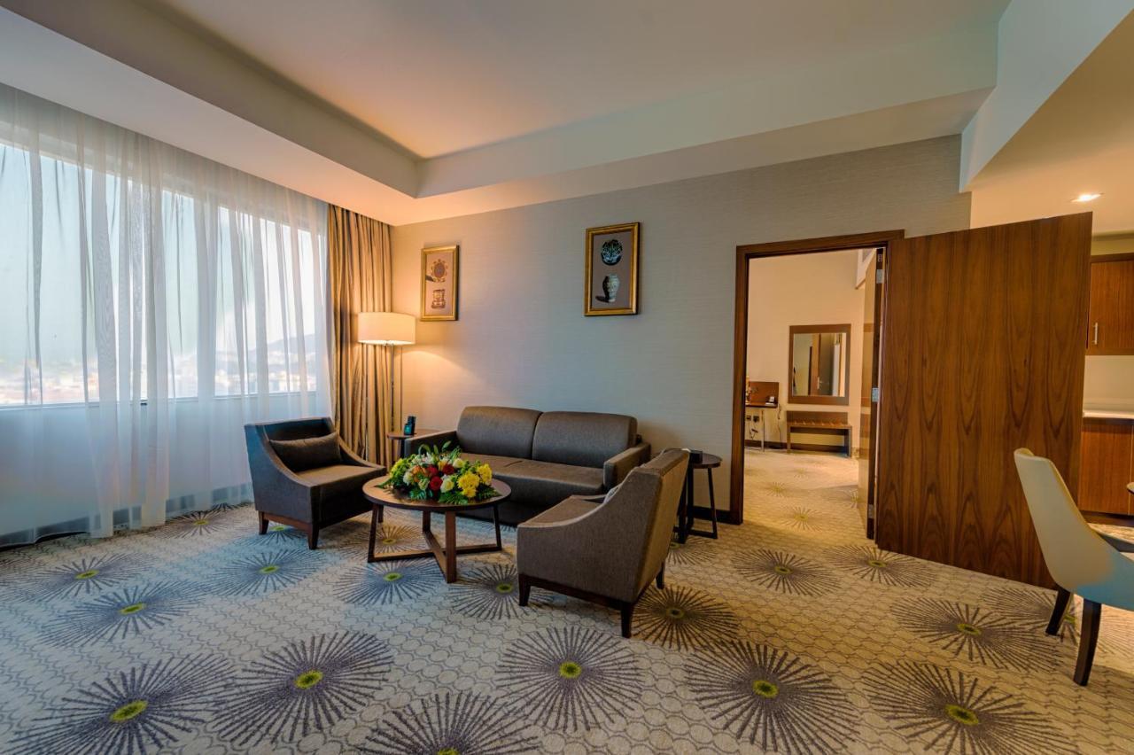 Holiday Suites Al Azizia Mekka Exterior foto A room at the hotel