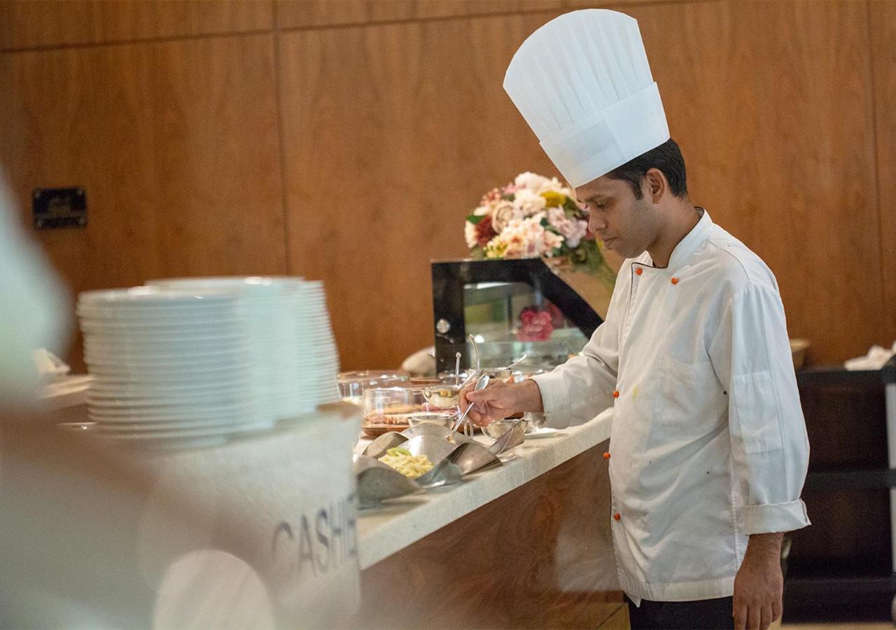 Holiday Suites Al Azizia Mekka Exterior foto A chef preparing food at a buffet