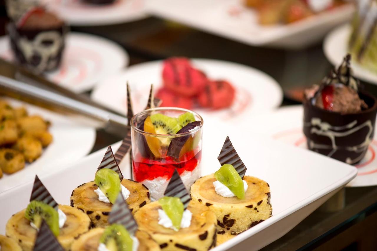 Holiday Suites Al Azizia Mekka Exterior foto A buffet at a luxury hotel