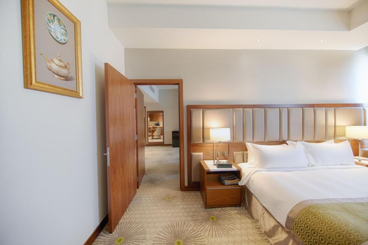 Holiday Suites Al Azizia Mekka Exterior foto A room at the hotel