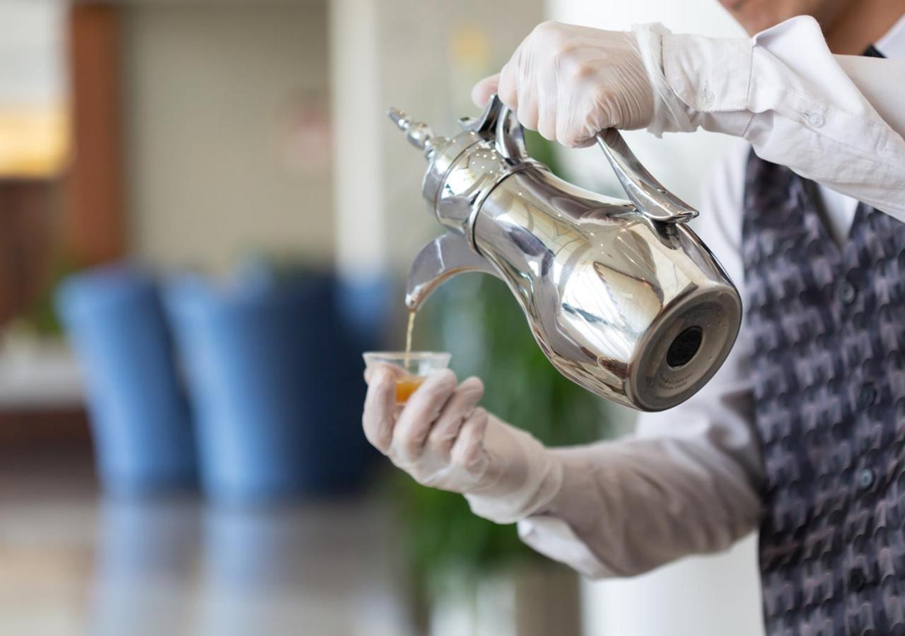 Holiday Suites Al Azizia Mekka Exterior foto Coffee being served in a traditional way.
