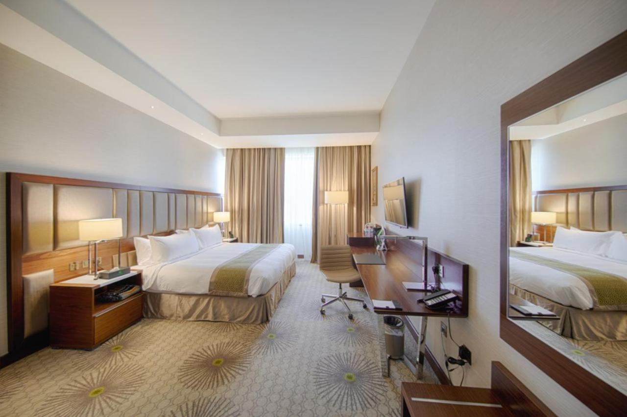 Holiday Suites Al Azizia Mekka Exterior foto A room at the hotel