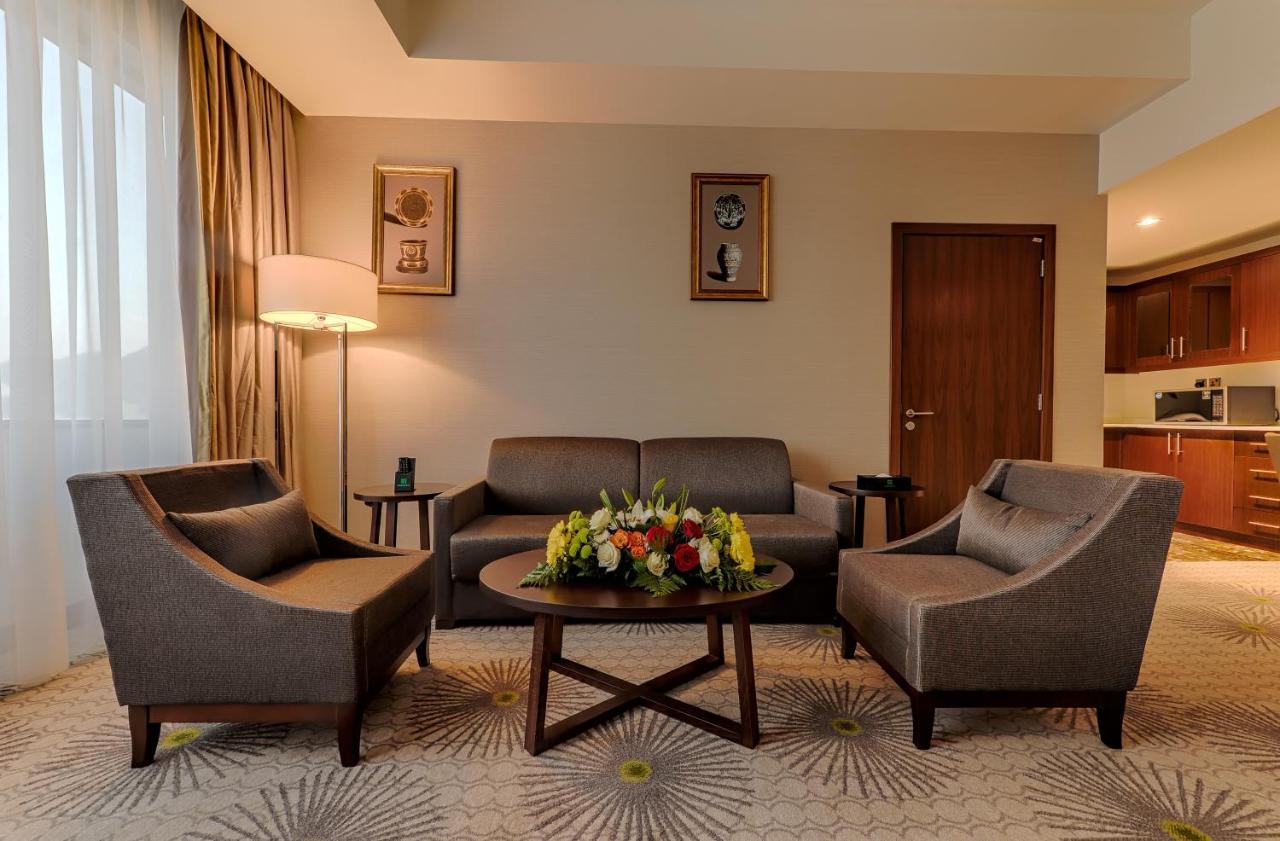Holiday Suites Al Azizia Mekka Exterior foto A living room in a hotel