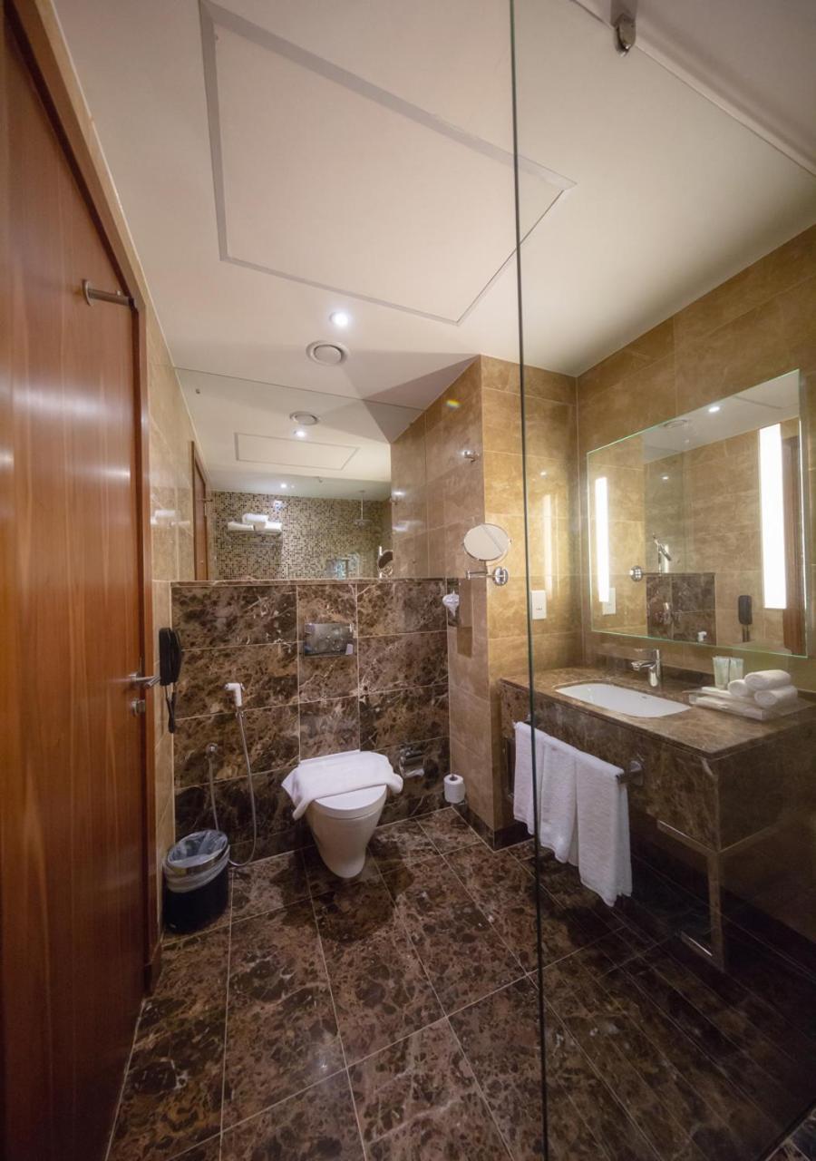 Holiday Suites Al Azizia Mekka Exterior foto A bathroom at the hotel