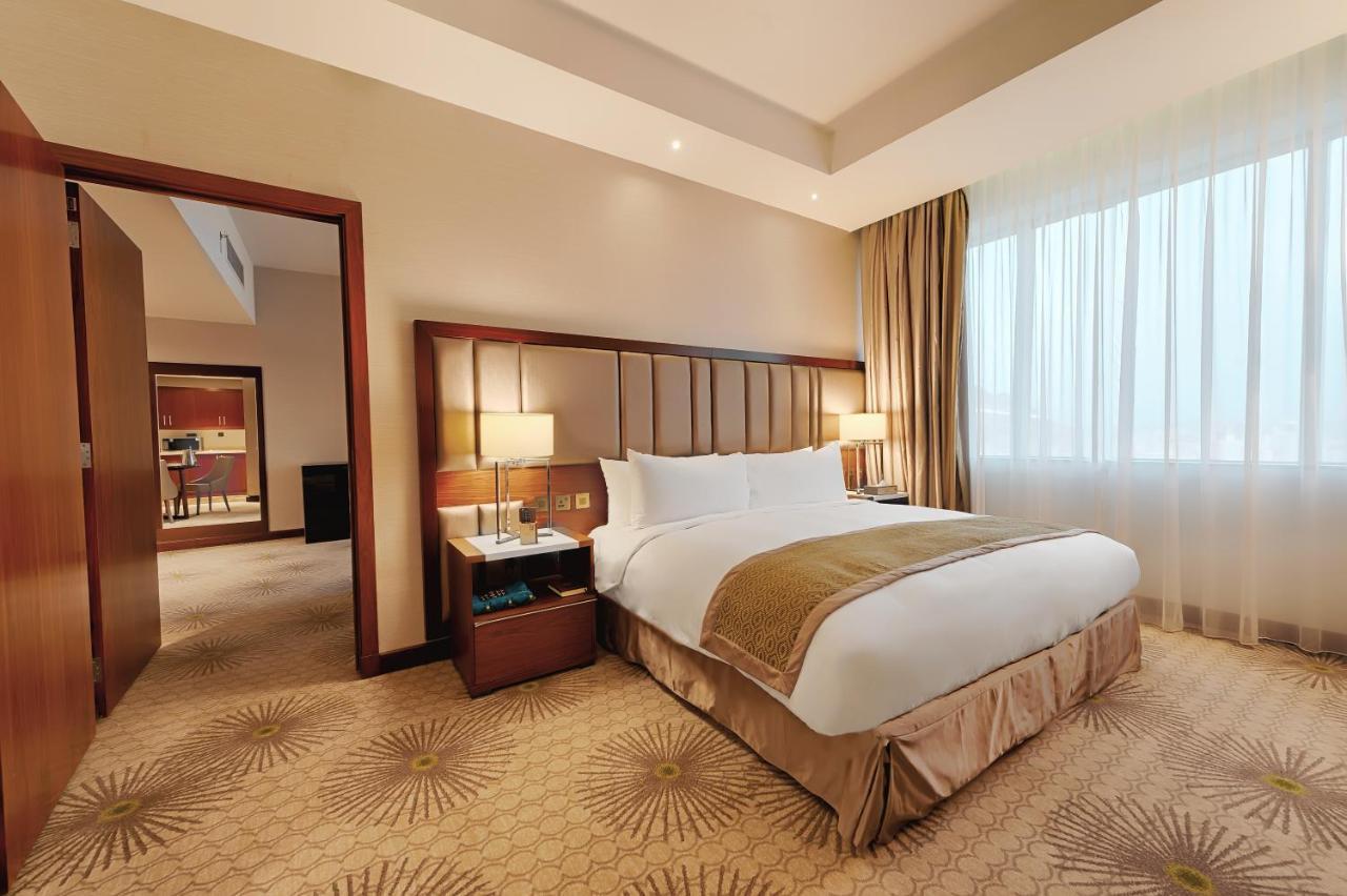 Holiday Suites Al Azizia Mekka Exterior foto A room at the hotel