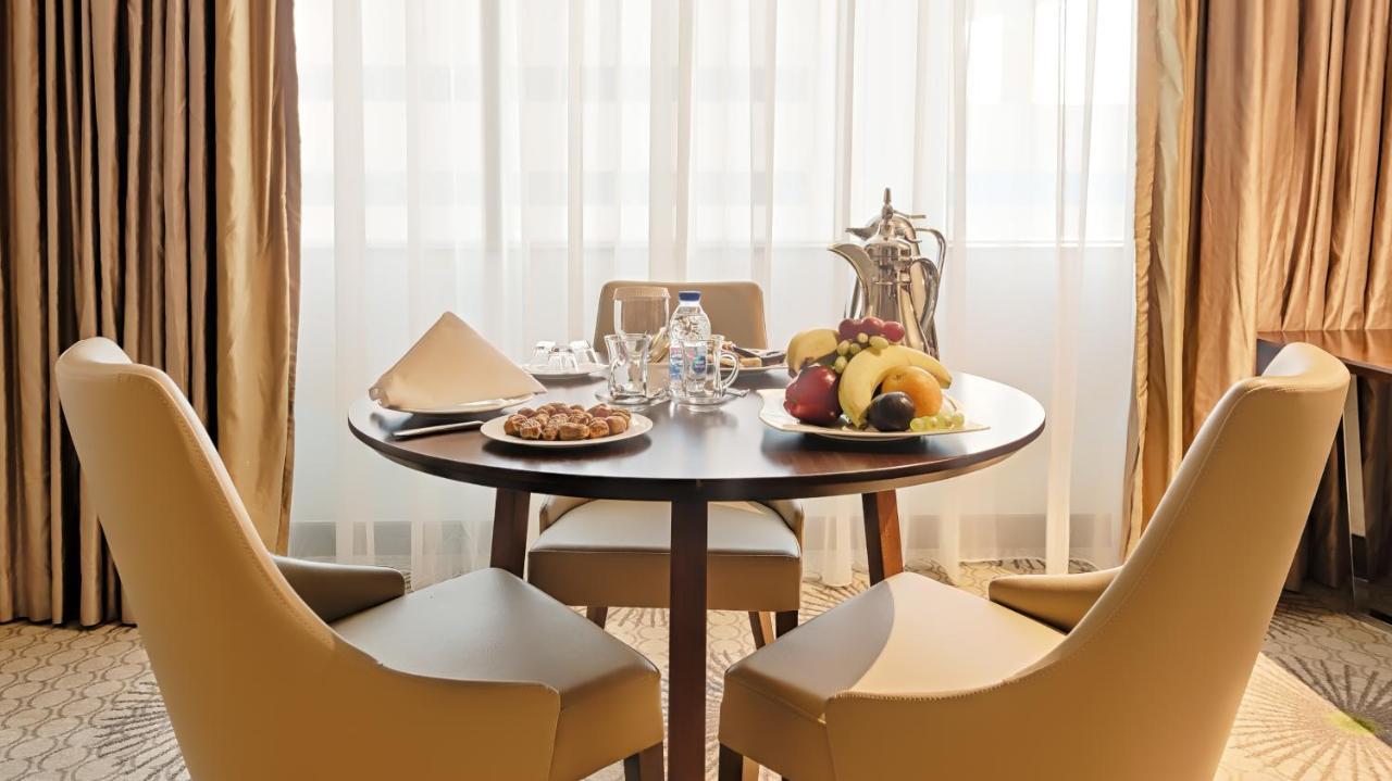 Holiday Suites Al Azizia Mekka Exterior foto Breakfast at the hotel