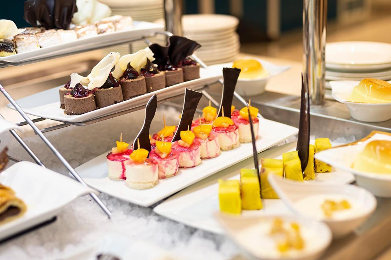 Holiday Suites Al Azizia Mekka Exterior foto A buffet at a luxury hotel