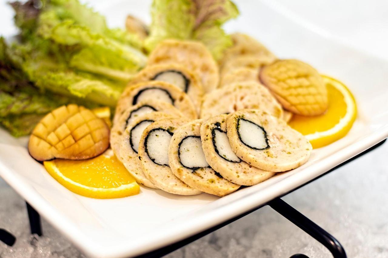 Holiday Suites Al Azizia Mekka Exterior foto A plate of baked almond cookies