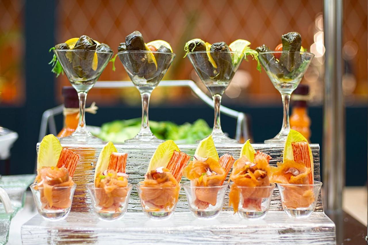 Holiday Suites Al Azizia Mekka Exterior foto Apéritif at a buffet