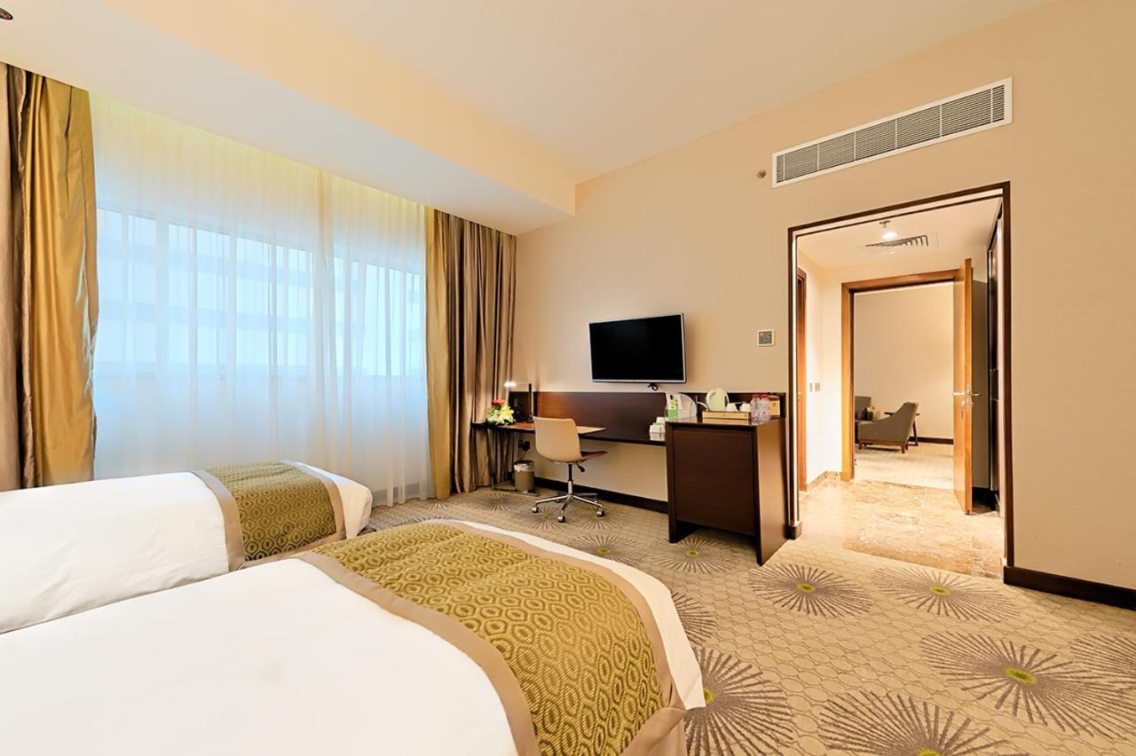 Holiday Suites Al Azizia Mekka Exterior foto A room at the hotel