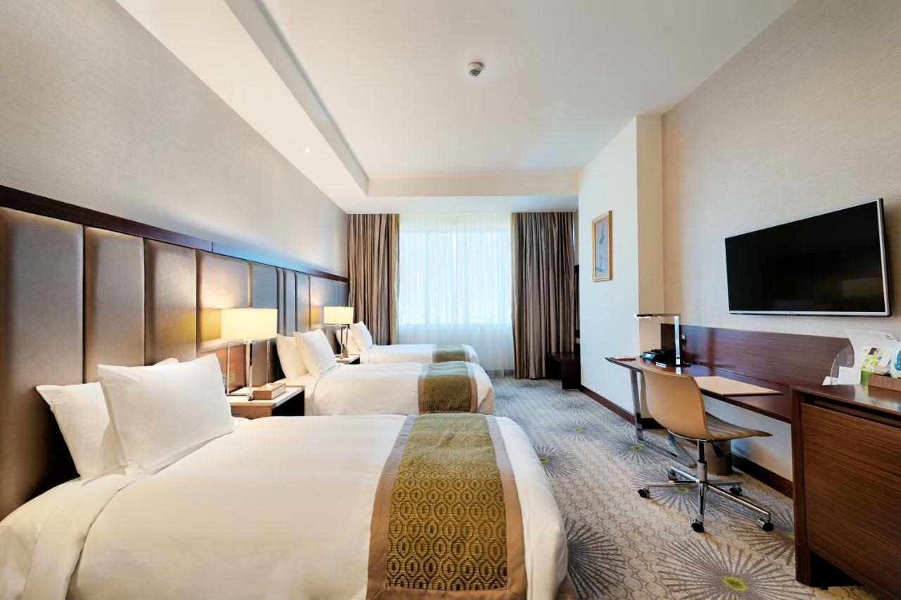 Holiday Suites Al Azizia Mekka Exterior foto A room at the hotel